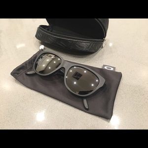 Oakley Women’s Matte Black Hold Out Polarized